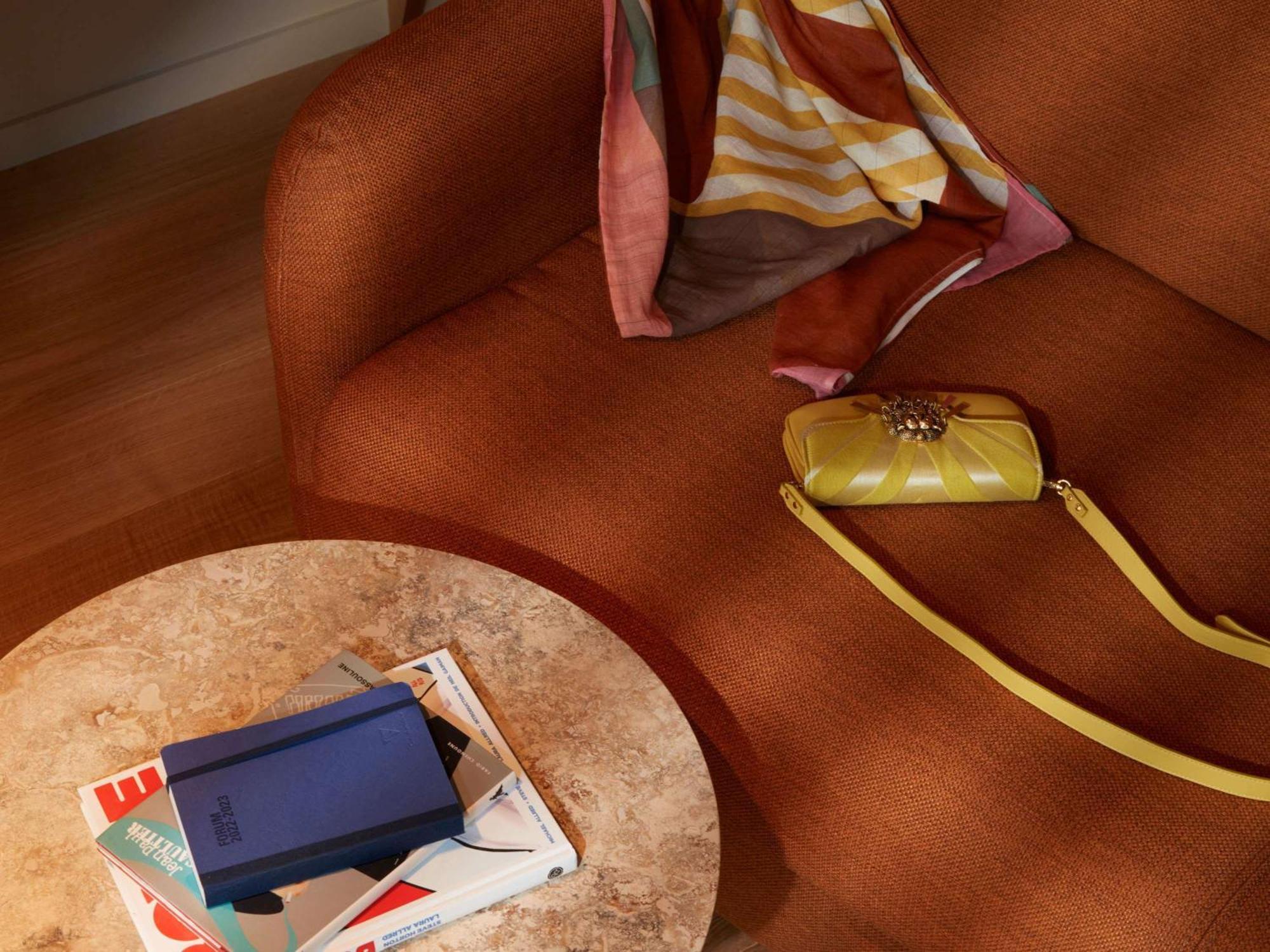 So/ Paris Hotel Екстер'єр фото A leather chair