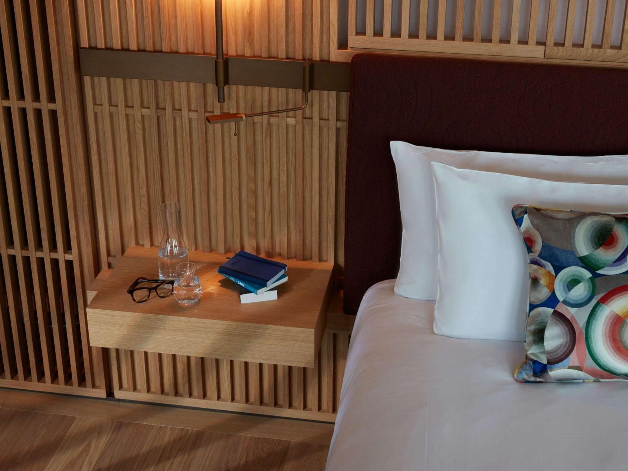 So/ Paris Hotel Екстер'єр фото A bedside table