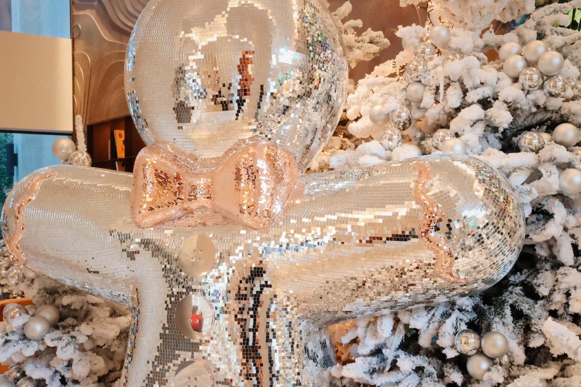 So/ Paris Hotel Екстер'єр фото A Christmas tree decorated with white and silver ornaments